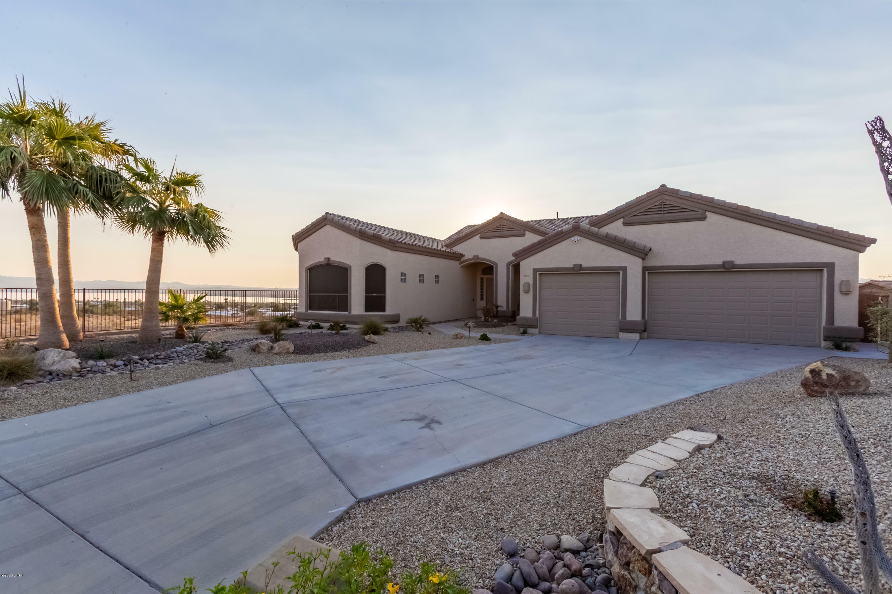 Property Photo:  3765 Surrey Hills Ln  AZ 86404 