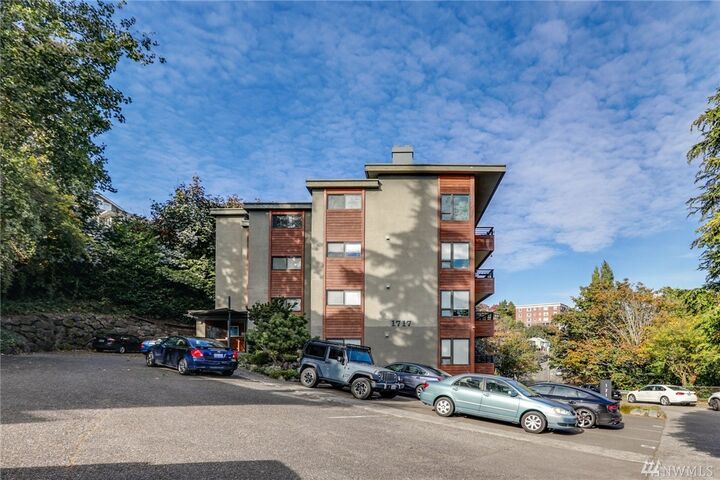 Property Photo: 1717 5th Ave N 302 WA 98109
