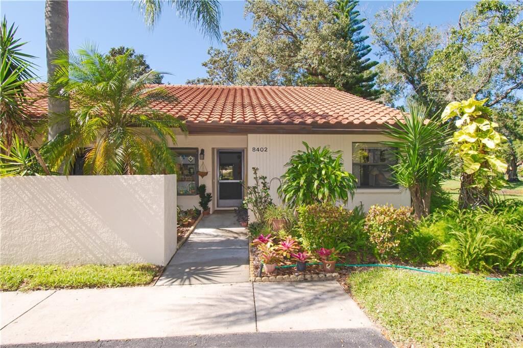 Property Photo:  8402 Gardens Circle  FL 34243 