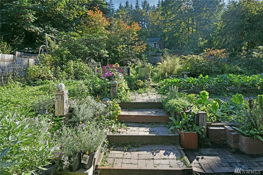 Property Photo: 5145 NE Eagle Harbor Dr WA 98110