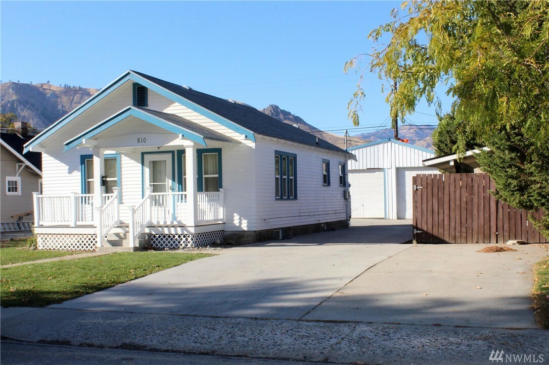 Property Photo: 810 Monroe St WA 98801
