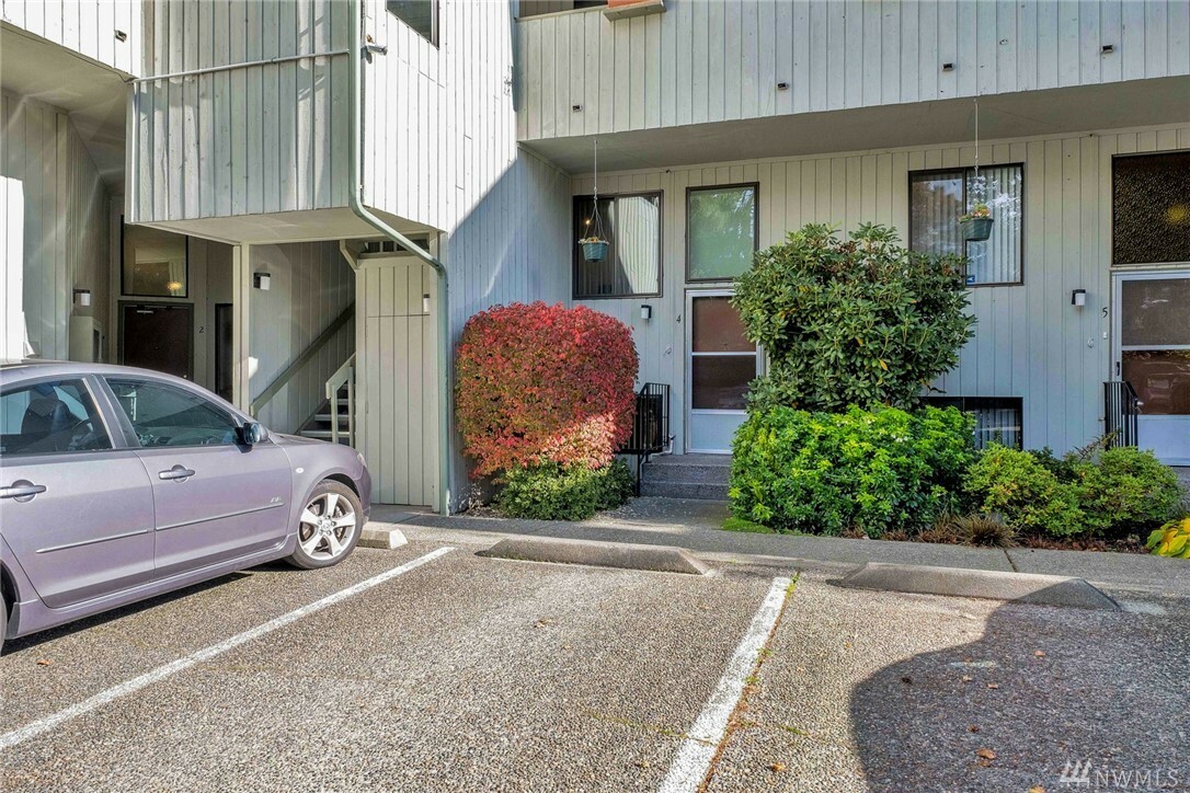 Property Photo:  11401 Roosevelt Wy NE 4  WA 98125 