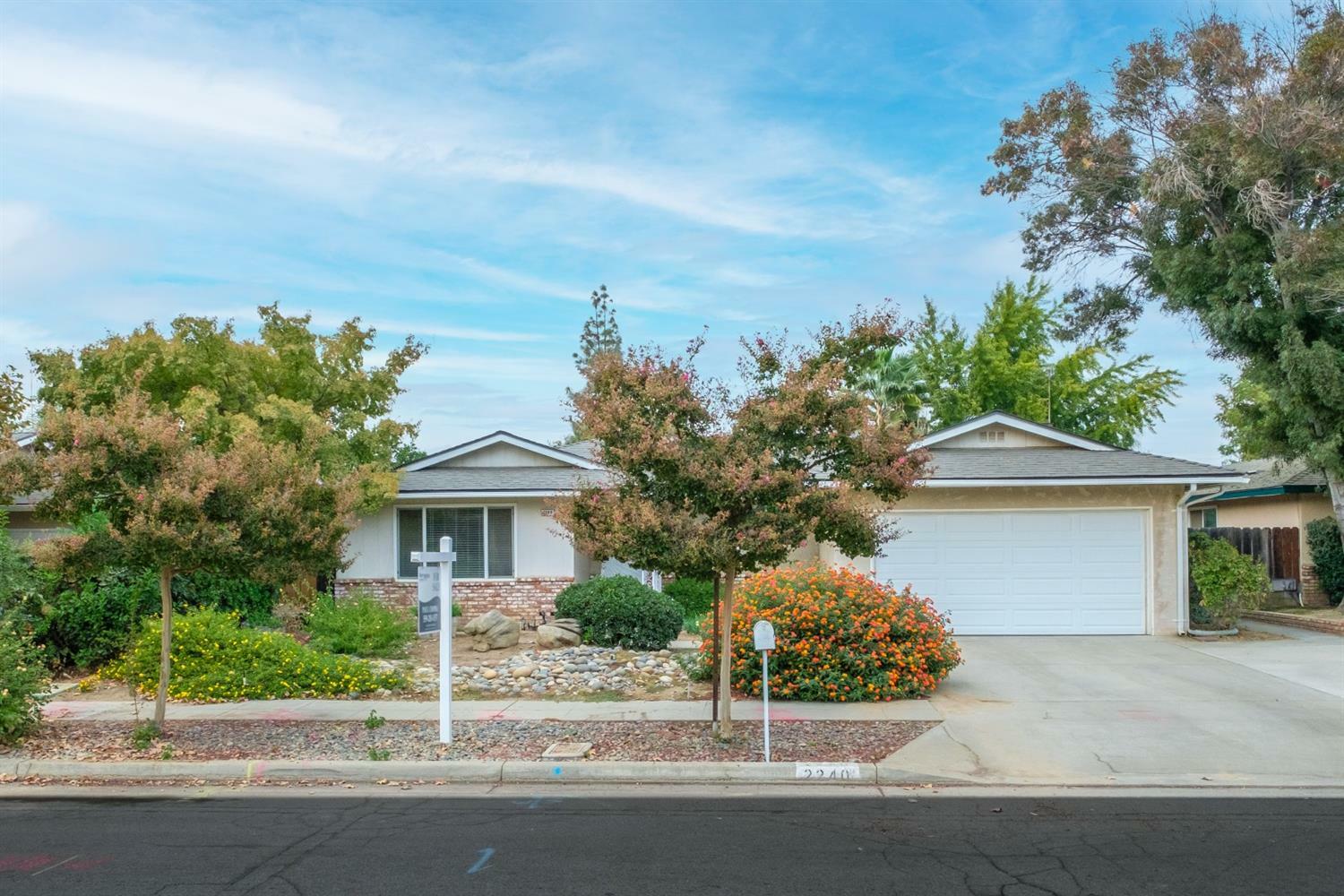 Property Photo:  2240 E Warner Avenue  CA 93710 