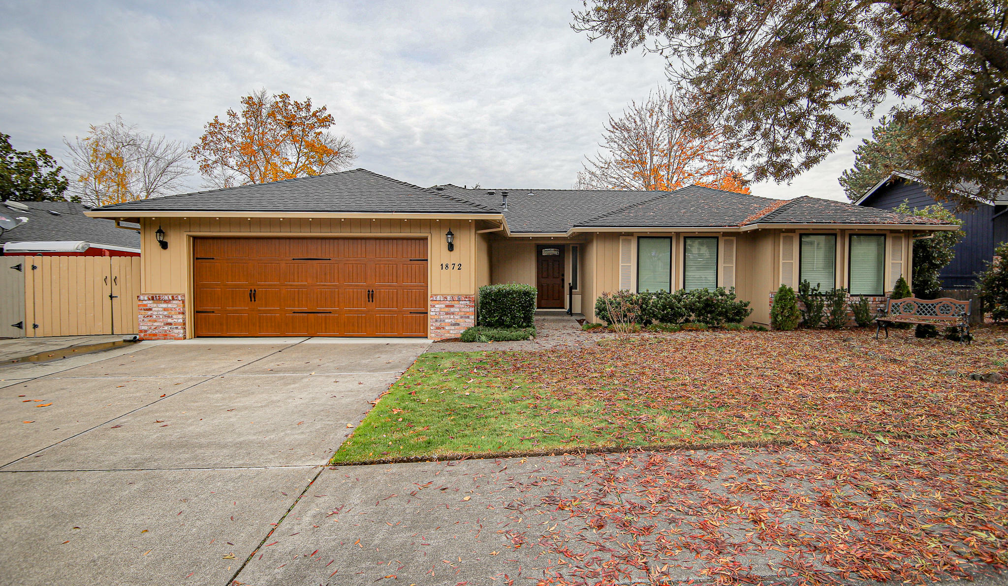 Property Photo:  1872 Valley View Drive  OR 97504 