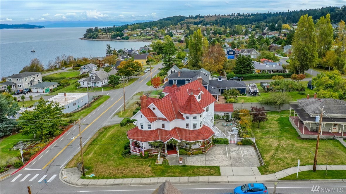 Property Photo:  807 N Main St  WA 98239 