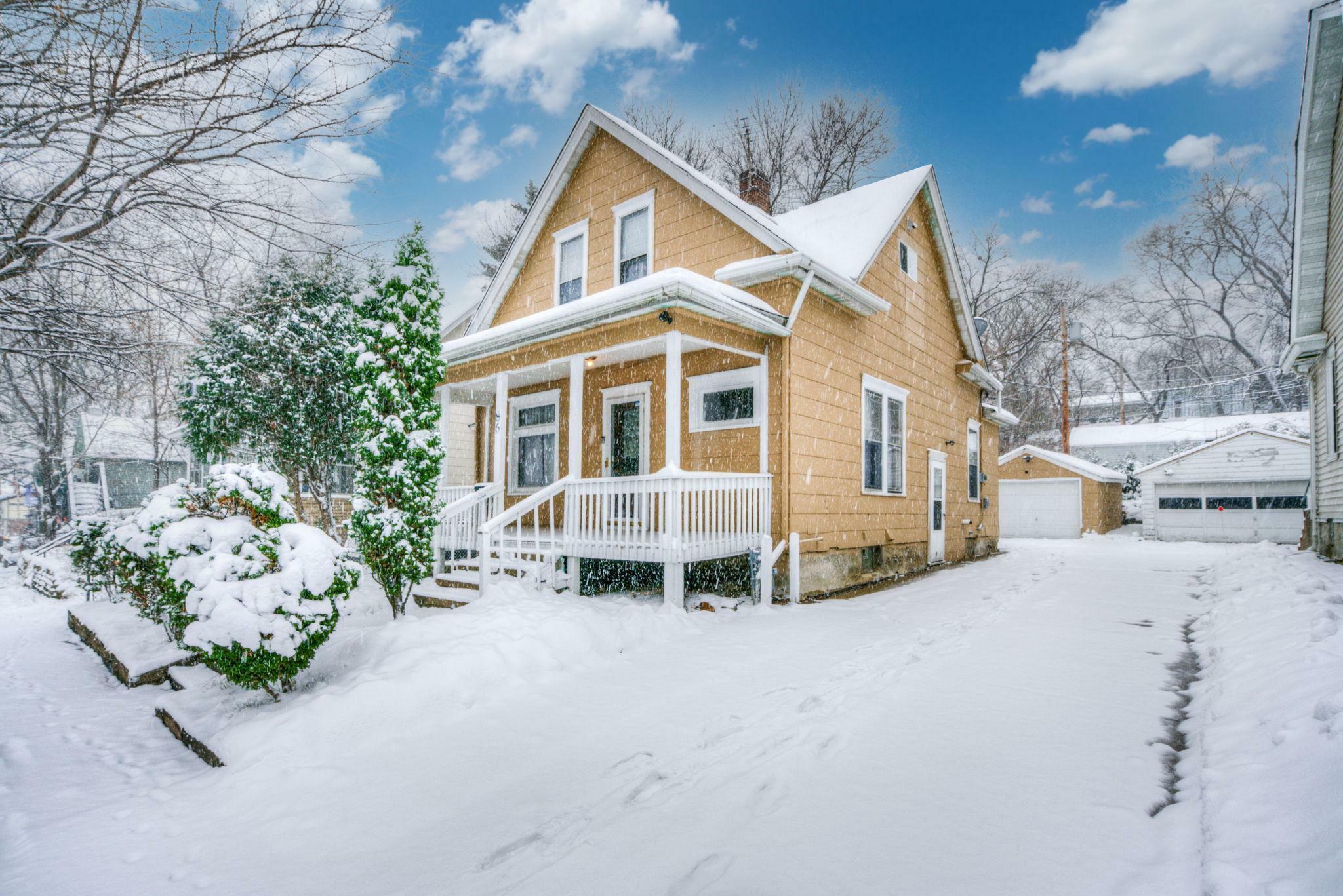 Property Photo:  86 King Street E  MN 55107 