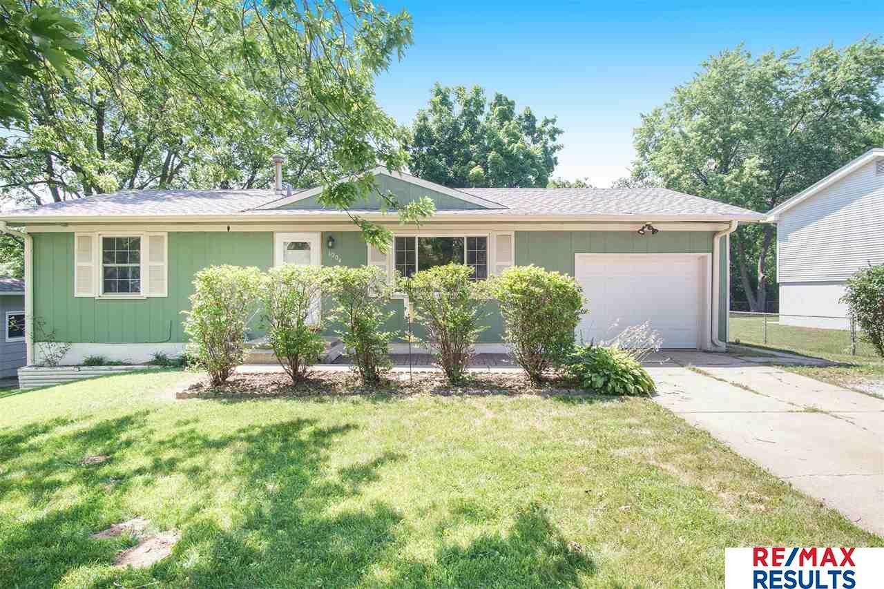 Property Photo:  1004 Willow  NE 68005 