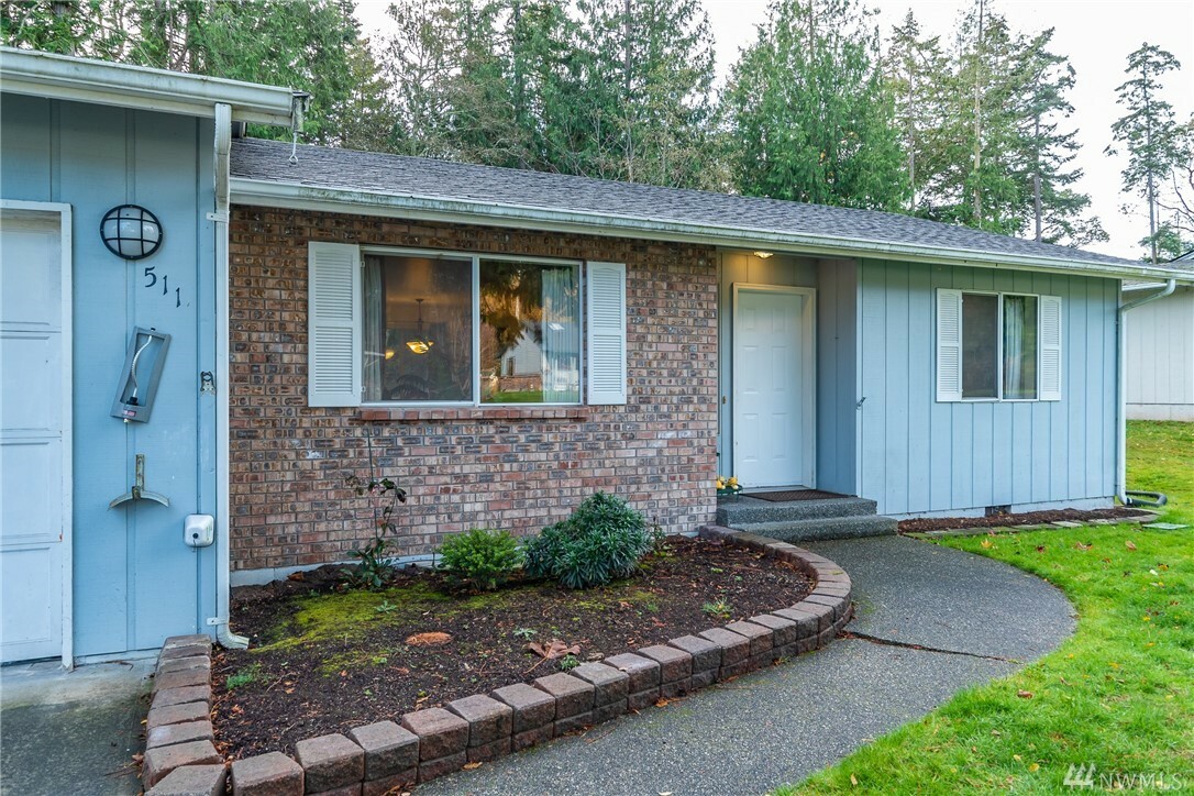 Property Photo:  509 NW Oakmont St  WA 98239 