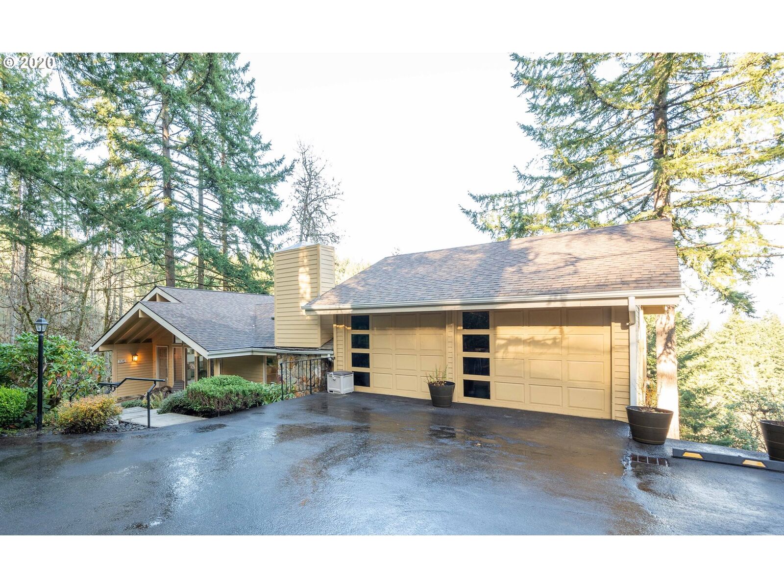 Property Photo: 664 Startouch Dr OR 97405