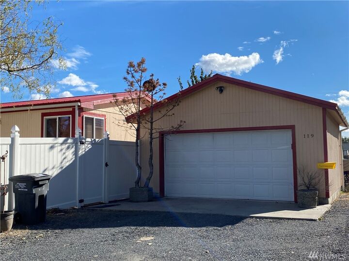 Property Photo:  119 N Ginkgo St  WA 98851 