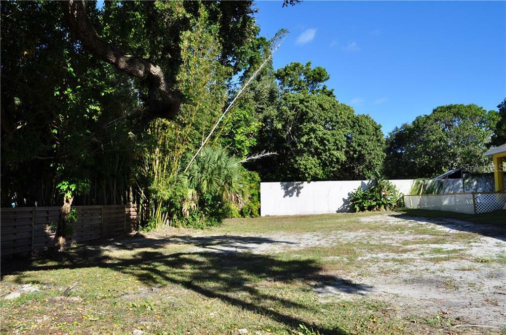 Property Photo:  1803 Robinhood Street  FL 34231 