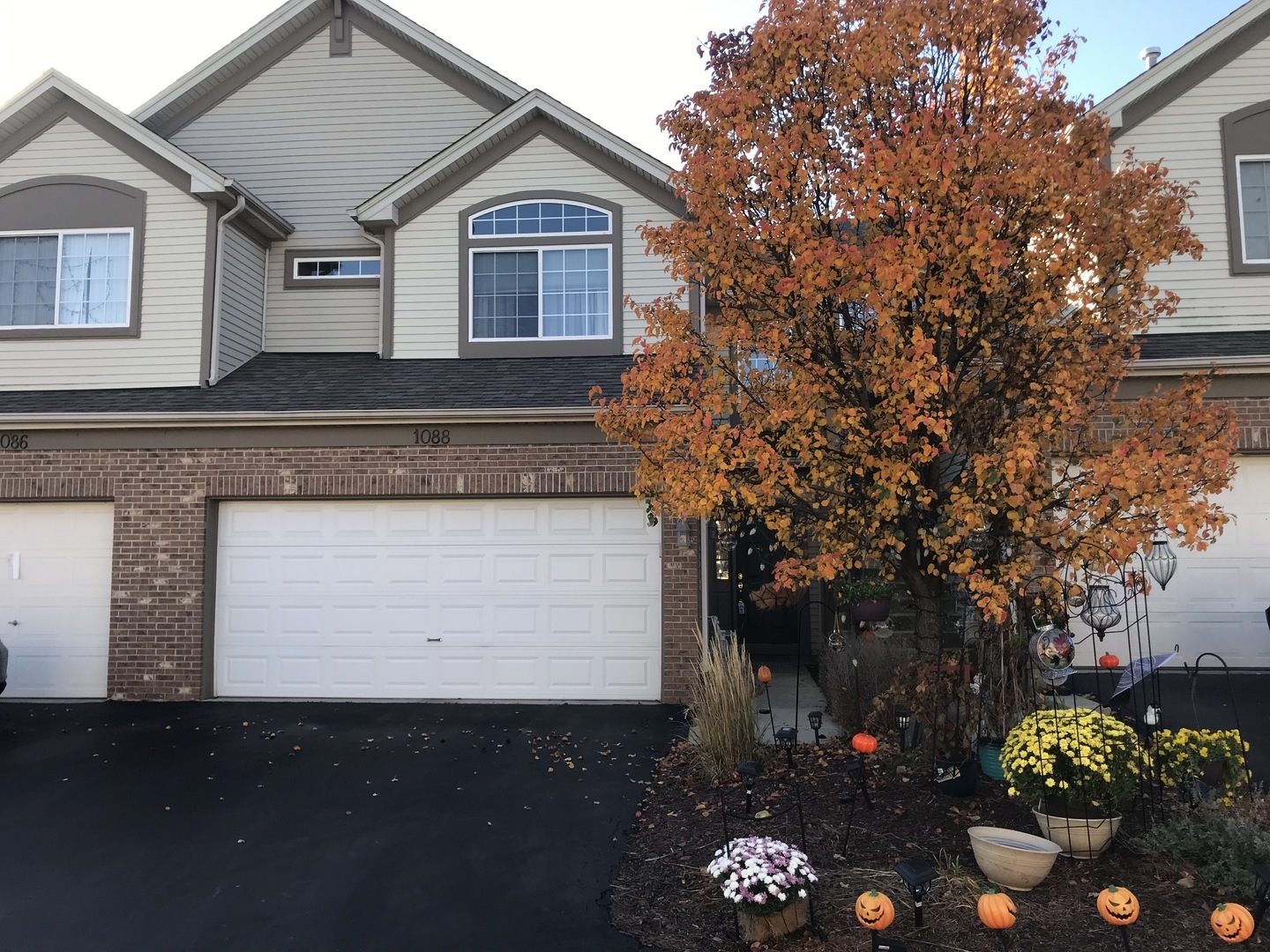 Property Photo: 1088 Parkhill Circle IL 60502
