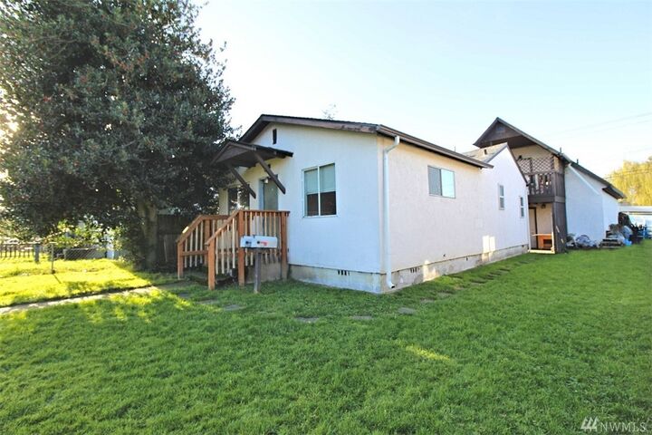 Property Photo: 353 17th Ave WA 98632