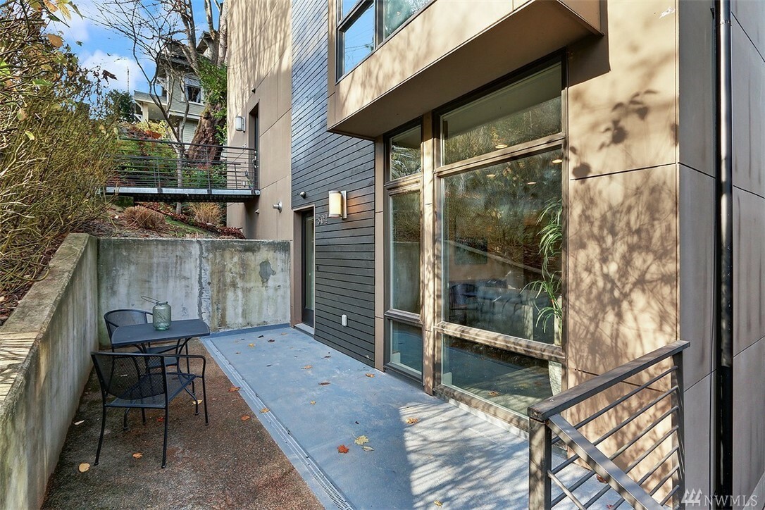Property Photo:  304 W Raye St  WA 98119 