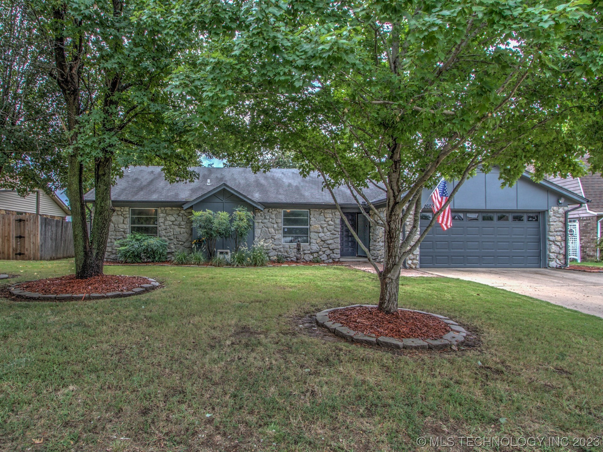 Property Photo: 2605 E Galveston Place OK 74014
