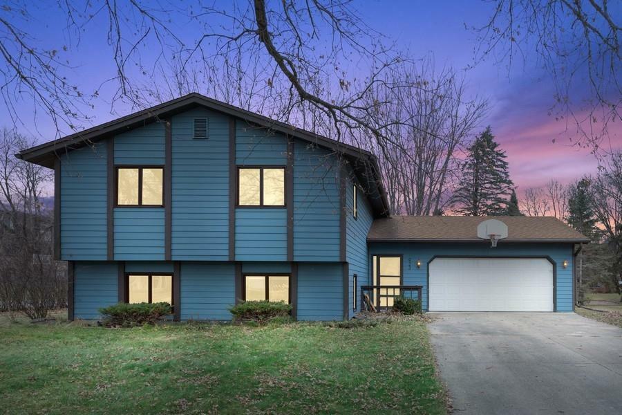 Property Photo:  923 Summerfield Drive  MN 55057 