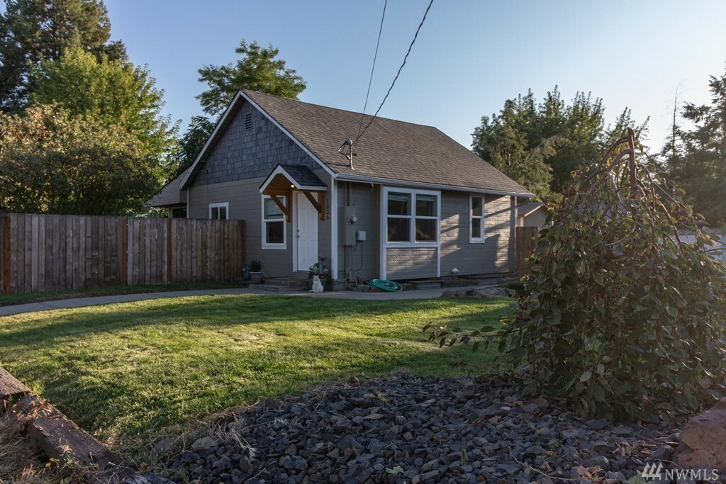 Property Photo:  1026 School Ave  WA 99362 