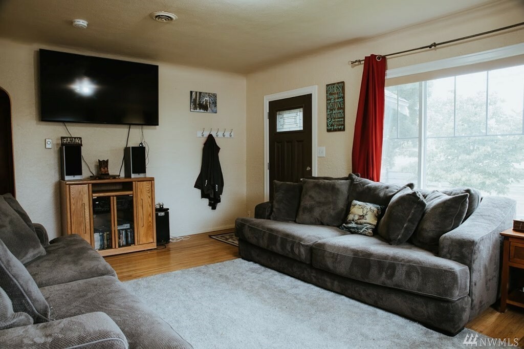 Property Photo:  494 S Hussey St  WA 99362 