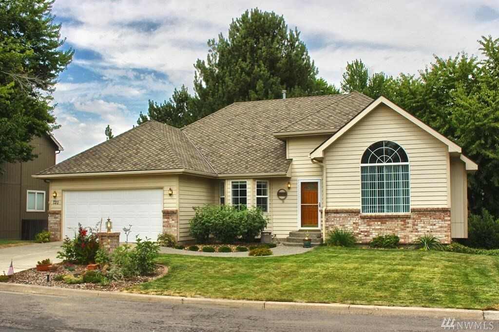 Property Photo:  720 Village Wy  WA 99362 