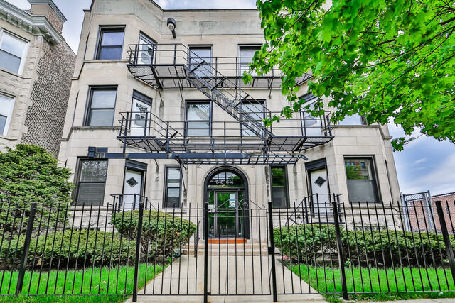 Property Photo: 846 W Sheridan Road 2F IL 60613