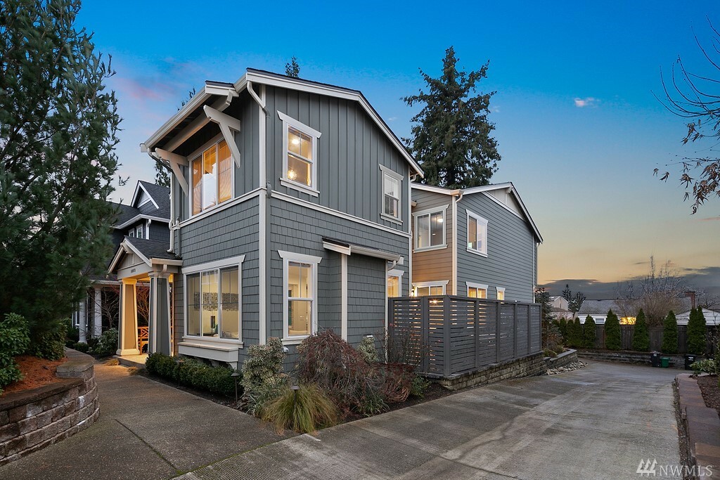 Property Photo:  4009 W Briarcliff Lane  WA 98199 