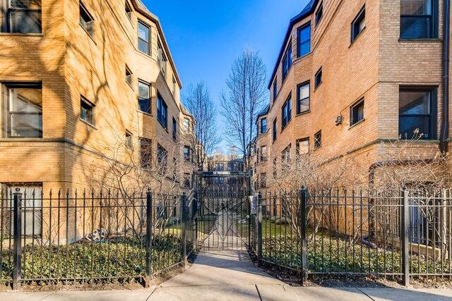 Property Photo:  7639 N Greenview Avenue 2W  IL 60626 