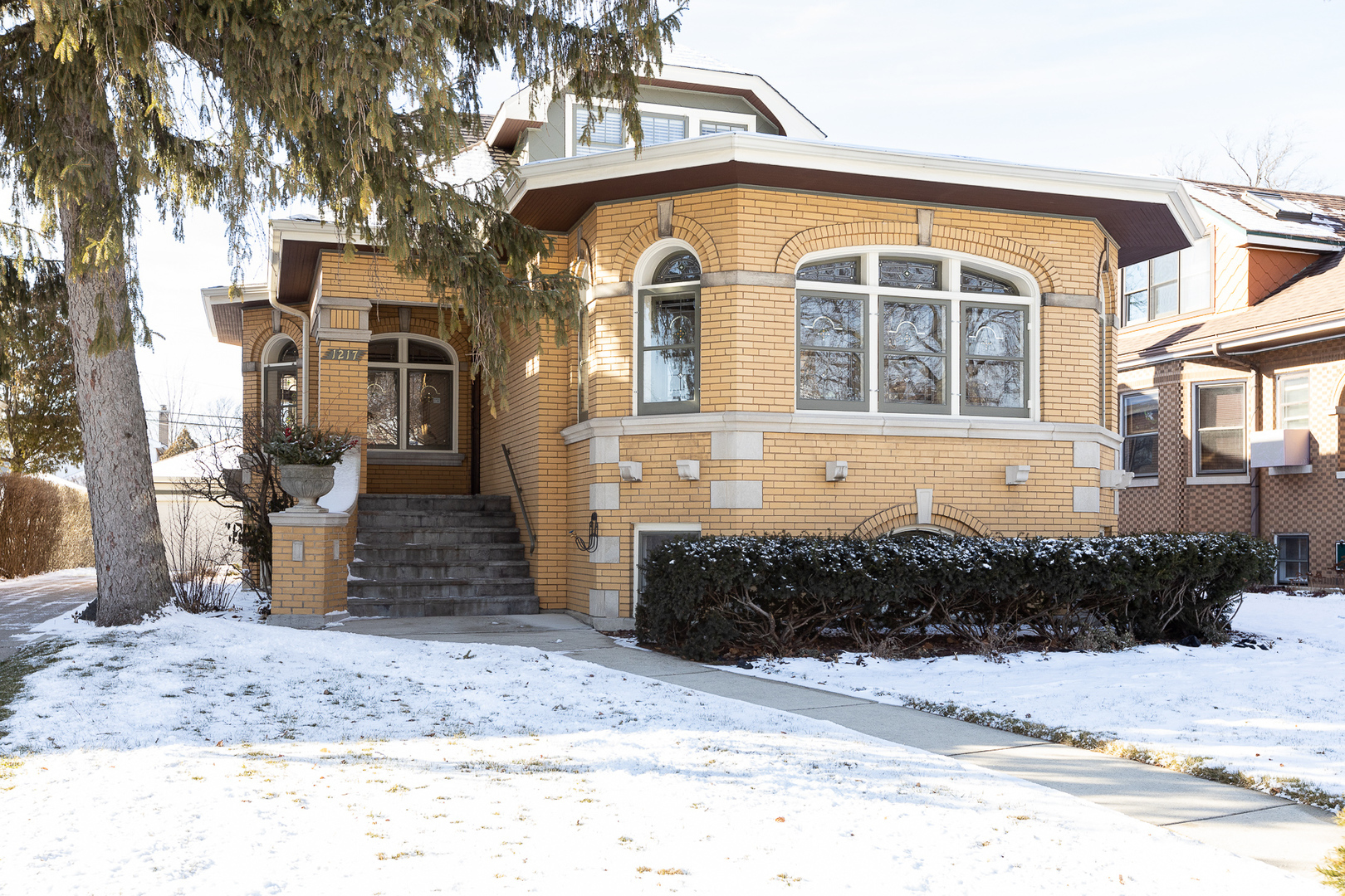 Property Photo: 1217 N Grove Avenue IL 60302
