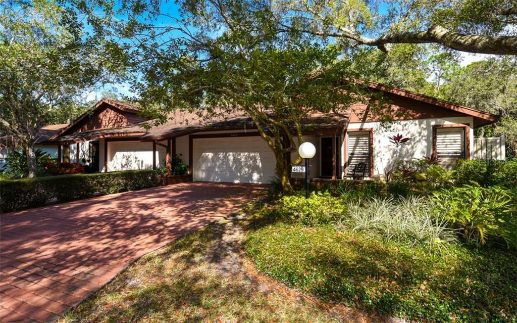 Property Photo:  4629 Oak Forest Drive E 17  FL 34231 