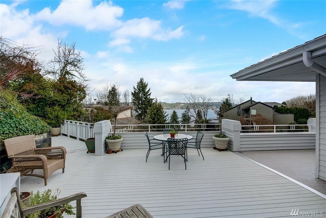 Property Photo:  8901 Inverness Ct NE  WA 98115 