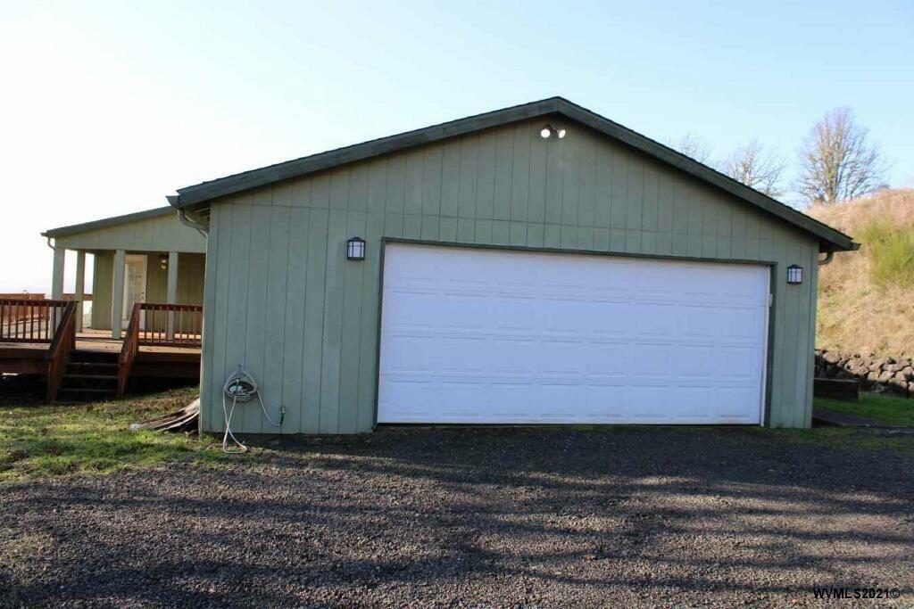 Property Photo: 1480 NE Center St OR 97378-1328