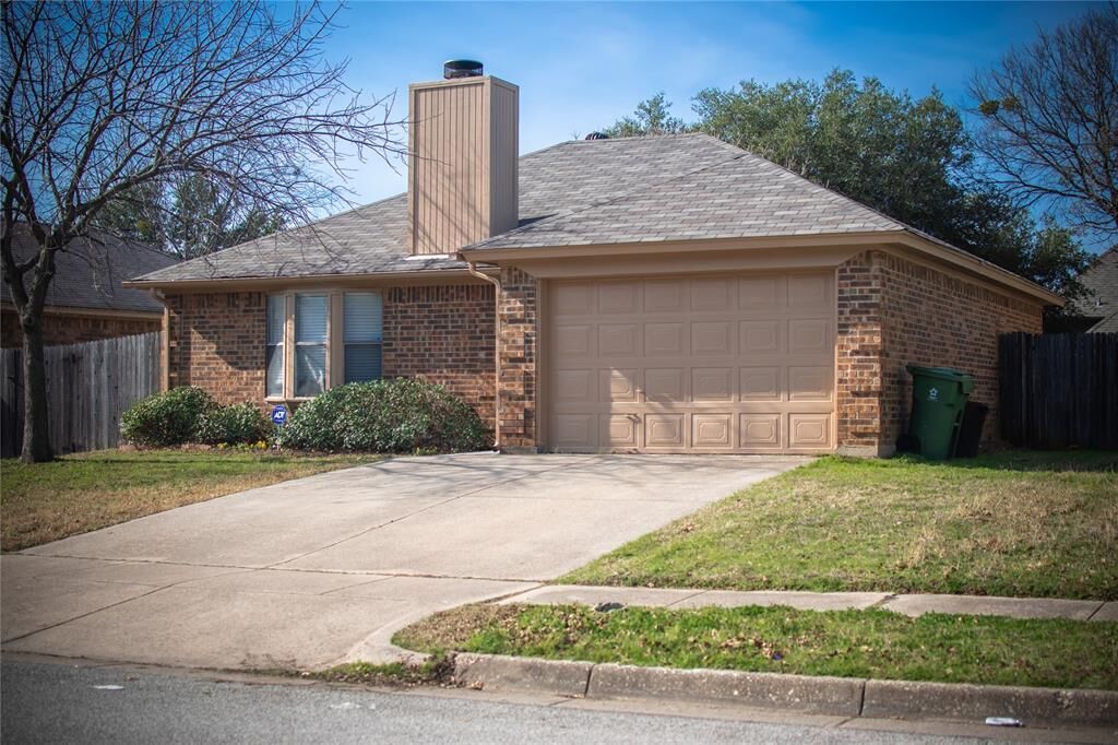 Property Photo:  2314 Summer Oaks Court  TX 76011 