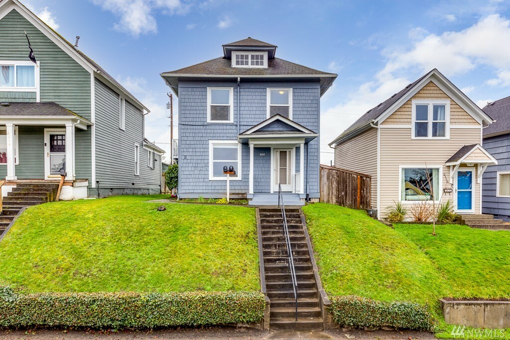 Property Photo:  2112 Wetmore Ave  WA 98201 