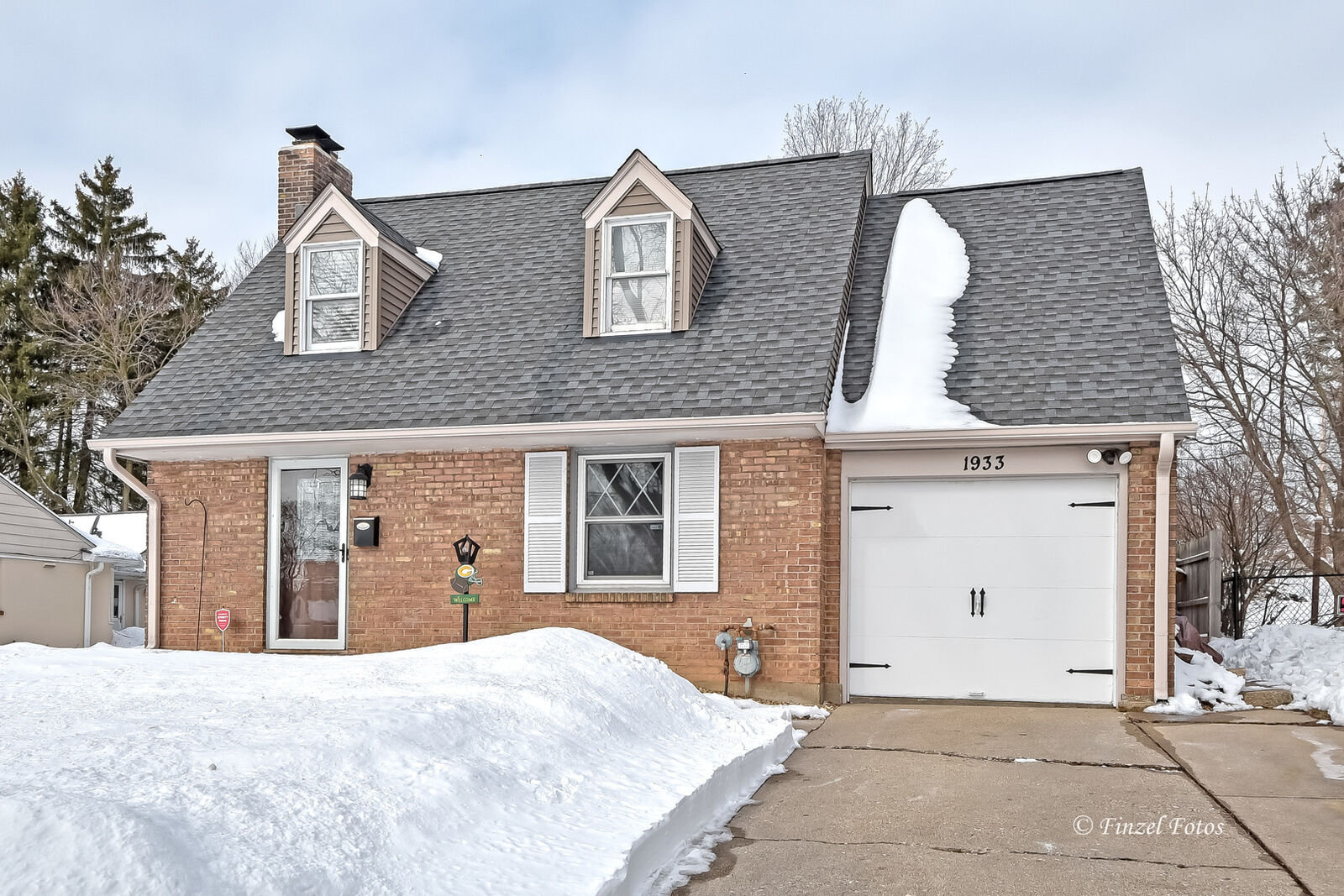 Property Photo: 1933 E Gate Parkway IL 61108