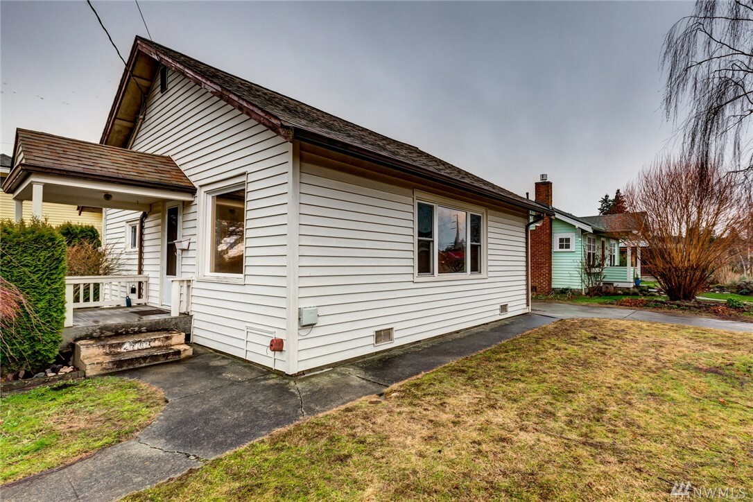 Property Photo:  2801 Franklin St  WA 98225 