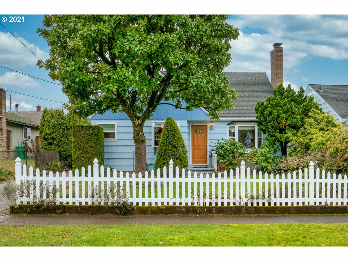 Property Photo: 4437 SE 46th Ave OR 97206