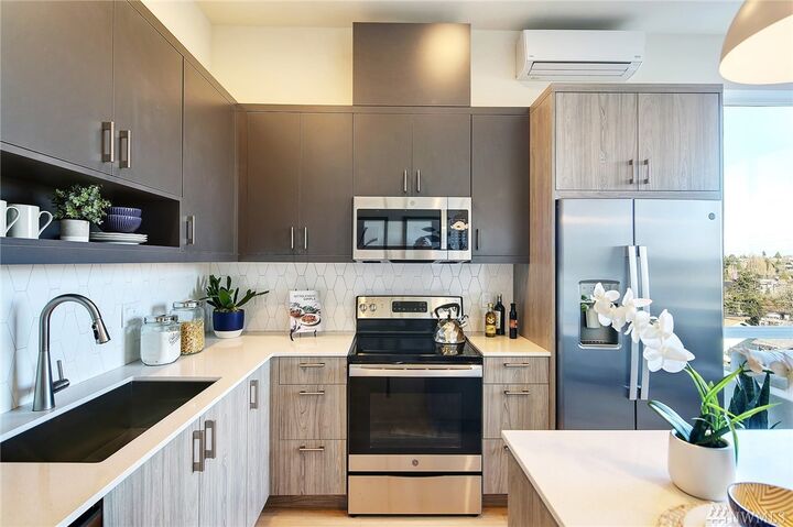 Property Photo:  3104 SW Avalon Wy F  WA 98126 