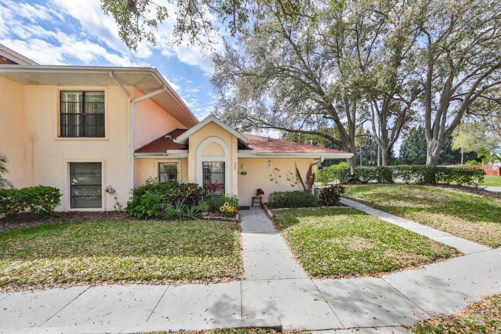 Property Photo:  313 Knottwood Court  FL 33573 