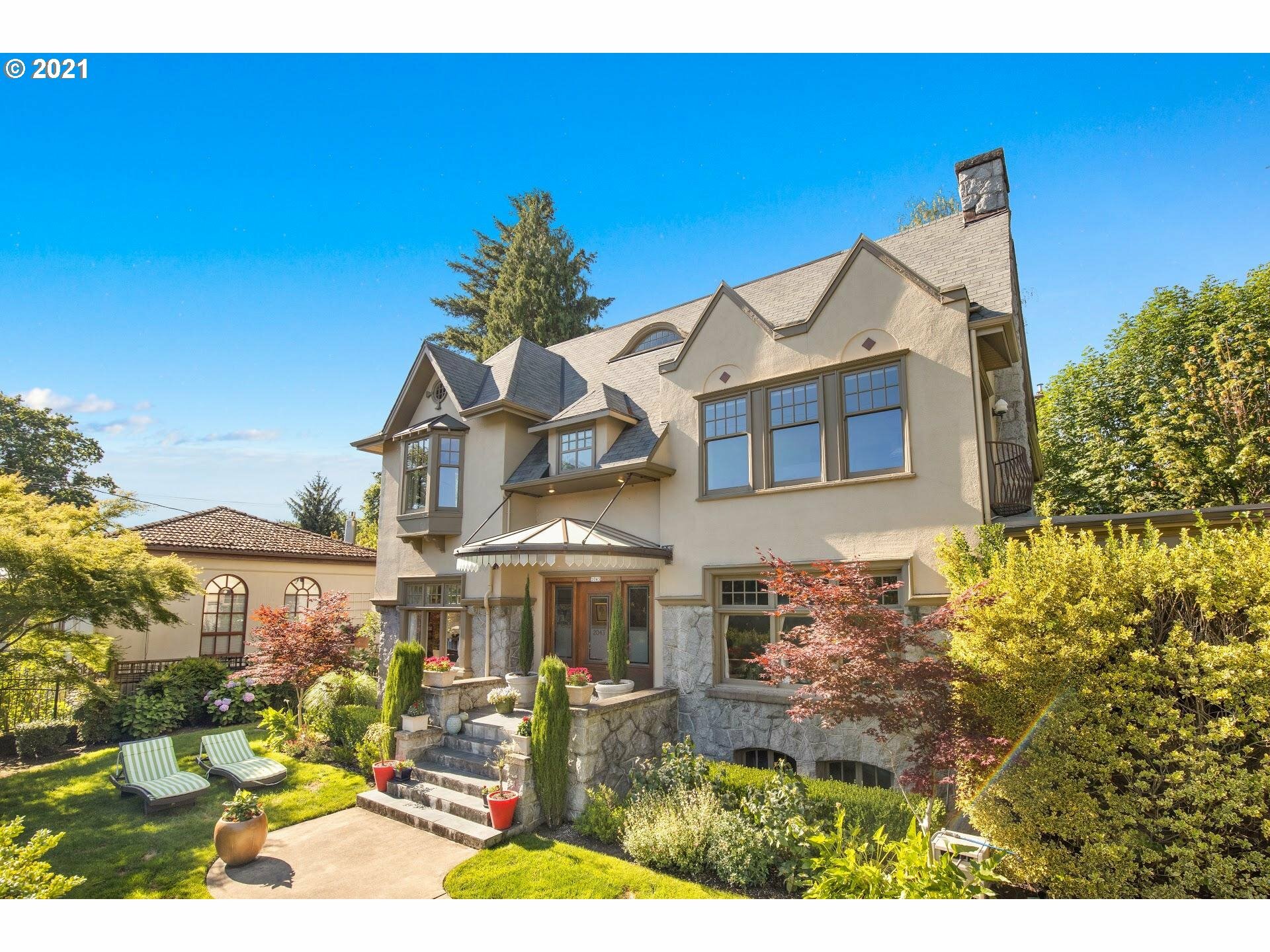 Property Photo: 2043 NE Tillamook St OR 97212