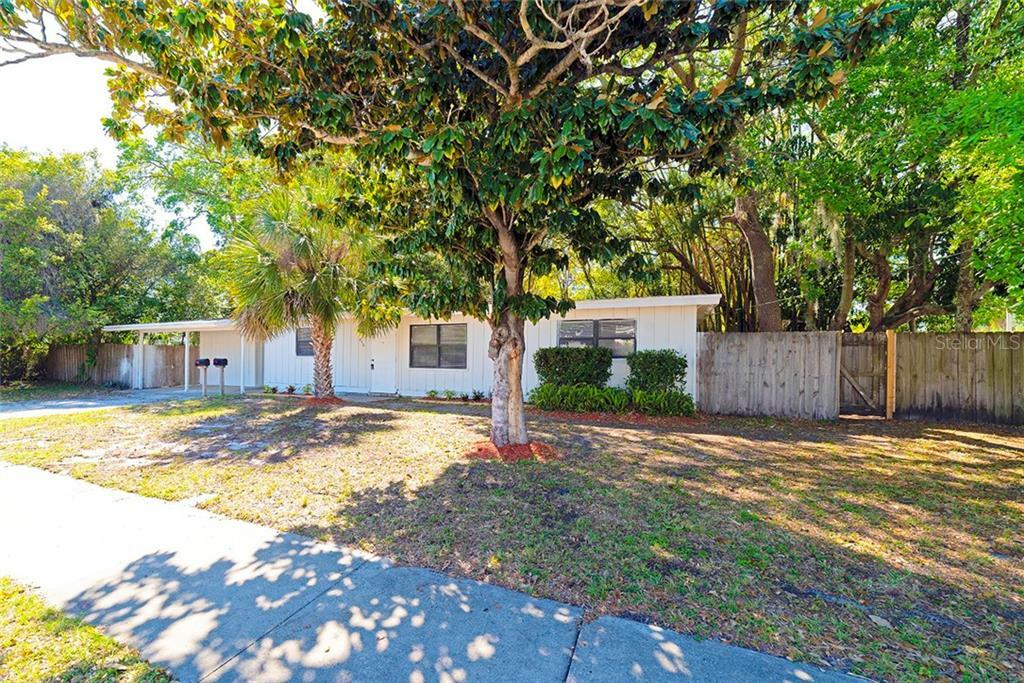 Property Photo:  850 S School Avenue  FL 34237 