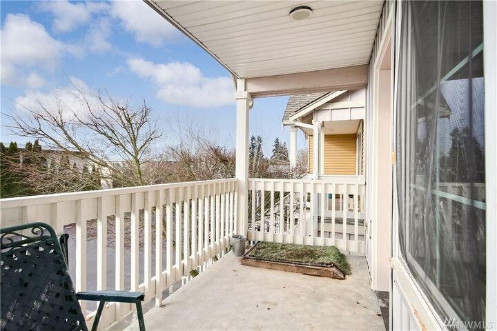 Property Photo: 1814 I St NE 212 WA 98002