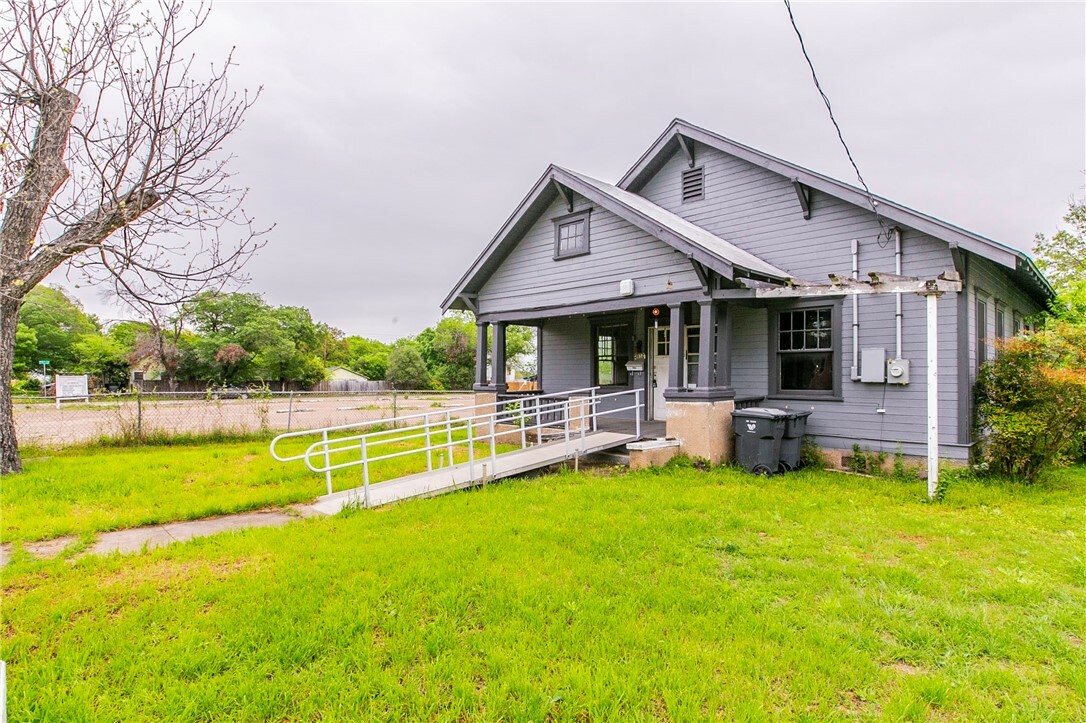 Property Photo:  1912 Lyle Avenue  TX 76708 