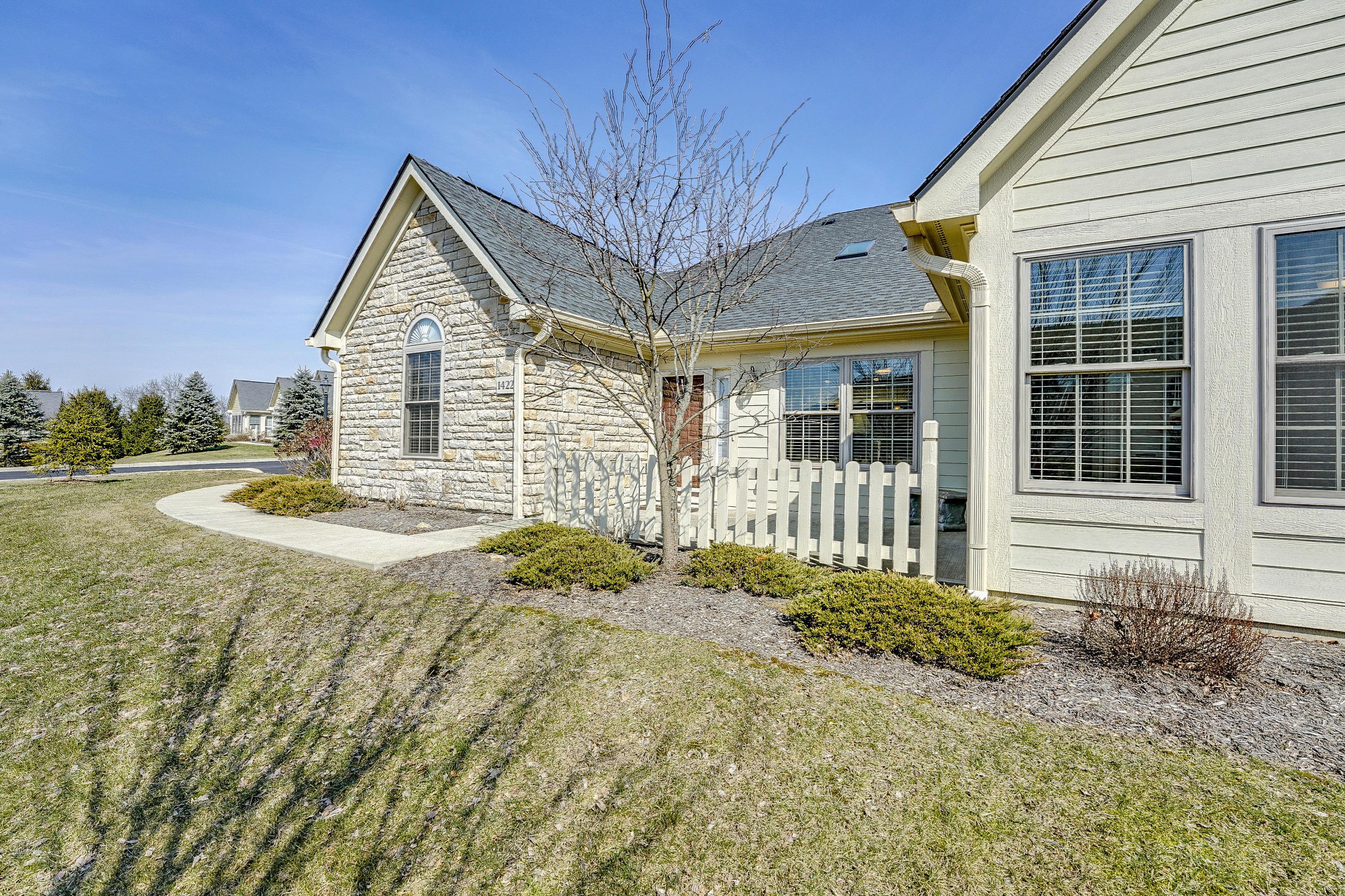 Property Photo: 1422 Meadow Ridge Drive OH 43130