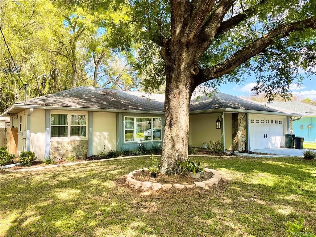 Property Photo: 814 E Inverness Boulevard FL 34452