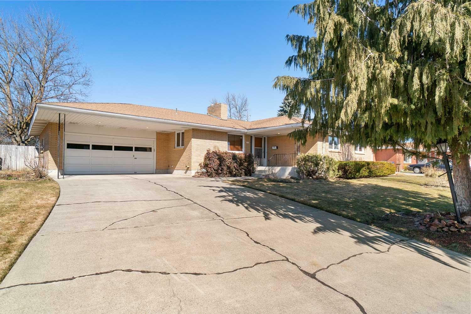 Property Photo: 1916 W Courtland Ave WA 99205-2507