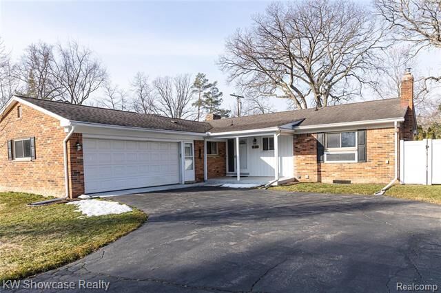 Property Photo:  2927 Silverhill Drive  MI 48329 