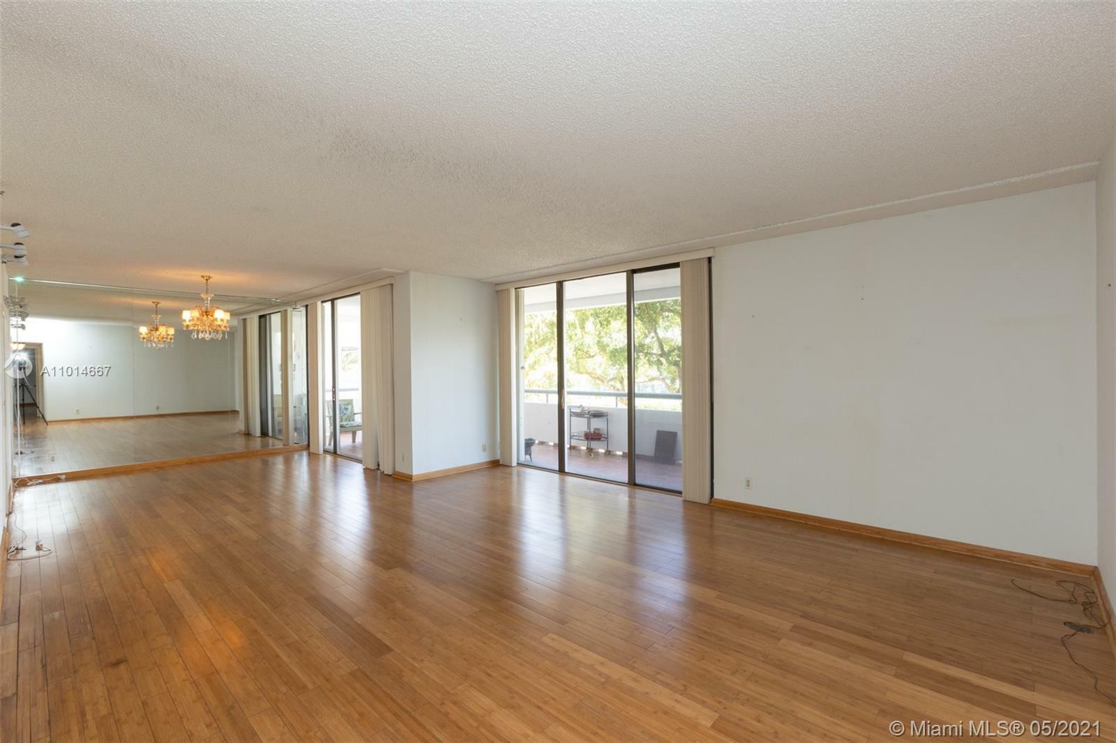 Property Photo:  19707 Turnberry Way 3D  FL 33180 