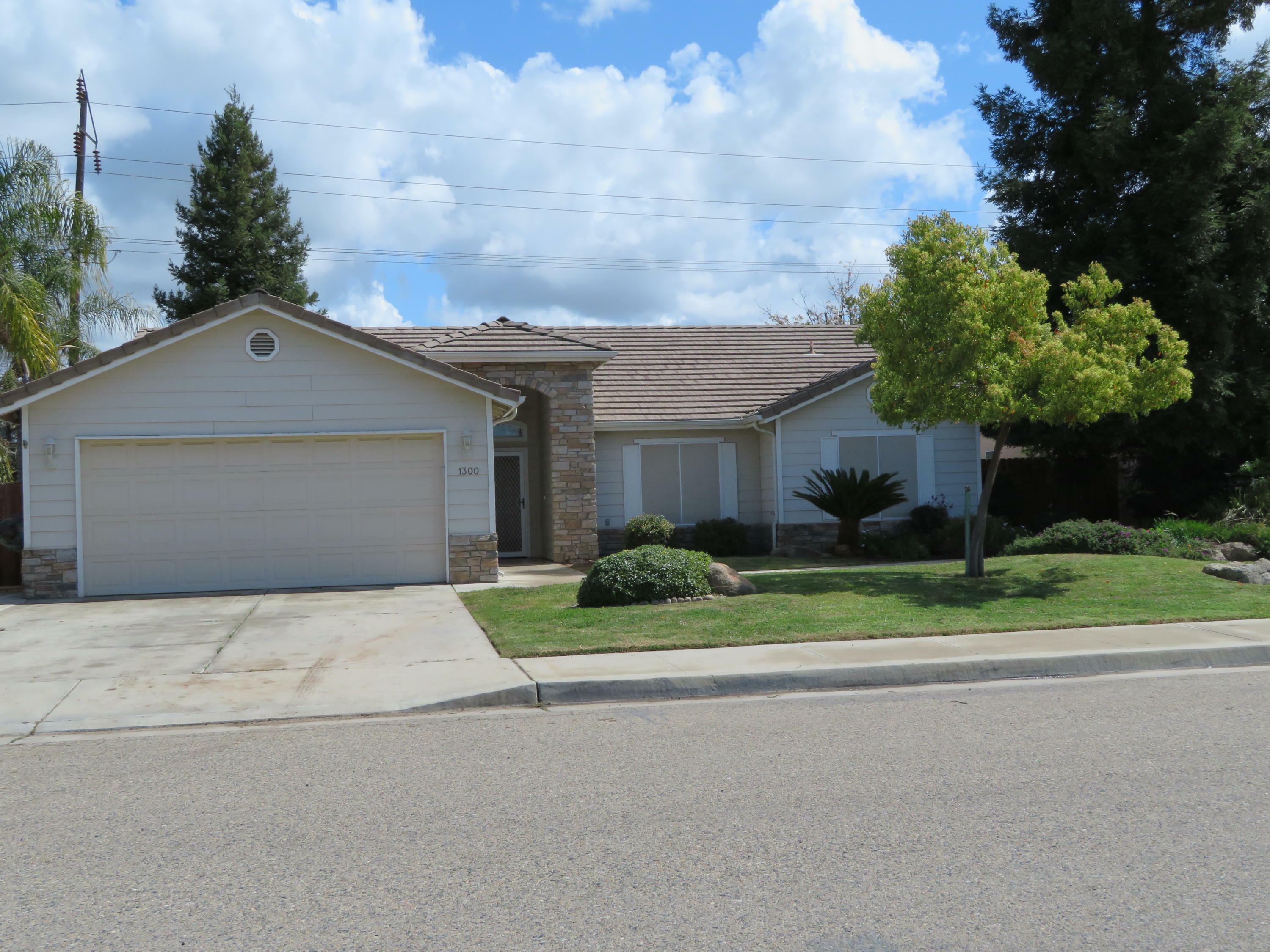 Property Photo:  1300 Greenfield Street  CA 93257 