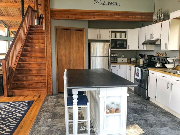 Property Photo: 34 A Saratoga Dr WA 98206