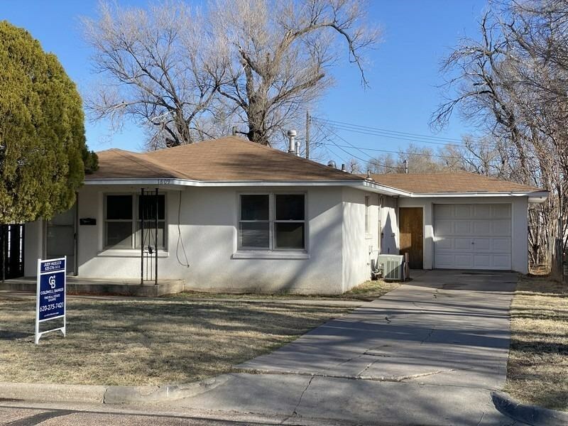 Property Photo:  1609 Vinzant Street  KS 67846 