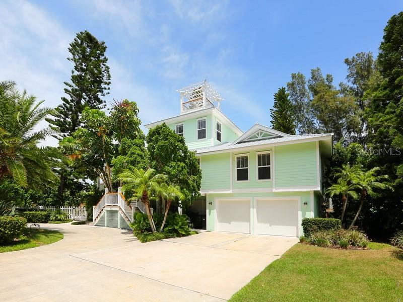 Property Photo: 525 Seagull Way FL 34216